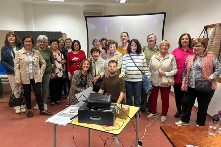Concluimos las actuaciones del Eje 3 del proyecto LUMINAE junto a la Asociación de Mujeres Las Molineras en Huelva. La intervención se centró en el fortalecimiento del tejido asociativo mediante sesiones formativas en herramientas de comunicación digital y un proceso de mentoría para el desarrollo de un proyecto de comunicación propio. Estas acciones han dotado a la entidad de competencias para diseñar, gestionar y difundir de forma autónoma sus iniciativas de sensibilización frente a la violencia contra las mujeres mayores.<br>Nuestro más sincero agradecimiento a la Asociación de Mujeres Las Molineras. <br>Proyecto "LUMINAE: Visibilización, Movimiento Asociativo e Inclusión Digital frente a la Violencia contra Mujeres Mayores en Andalucía". Subvencionado por el Instituto Andaluz de la Mujer, en la Convocatoria de subvenciones a asociaciones y federaciones de mujeres para el fomento de la participación social, la promoción de la igualdad y la prevención de la violencia de género para el año 2025.