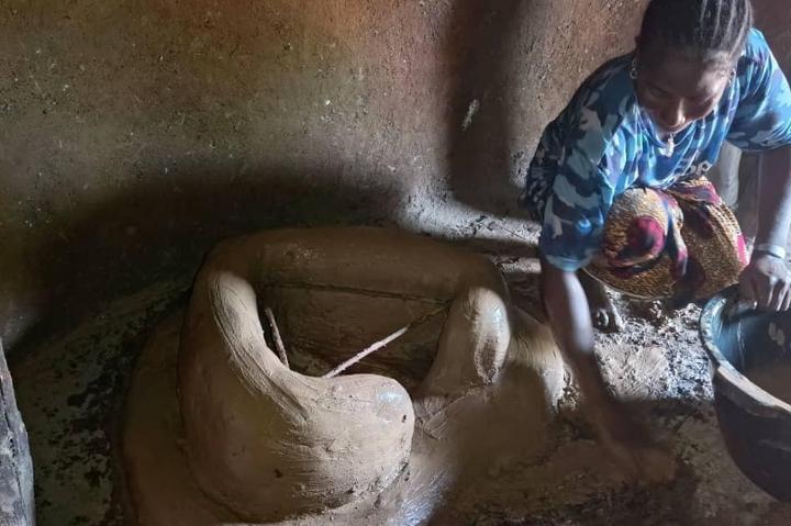 Hola Teamers: <br><br>En la región de Kédougou, en Senegal, continuamos impulsando acciones que promueven el desarrollo sostenible de las comunidades locales. <br><br>Durante este año, hemos construido 2.000 cocinas energéticamente eficientes en varias aldeas de la región para disminuir el consumo de madera y el humo en los hogares y contribuir así también a la conservación de los ecosistemas.<br><br>Podéis leer la noticia completa aquí:<br>https://janegoodall.es/construimos-2-000-cocinas-energeticamente-eficientes-para-mejorar-la-vida-de-las-comunidades-y-proteger-los-bosques-de-senegal/<br><br>¡Muchas gracias, teamers, por hacerlo posible!