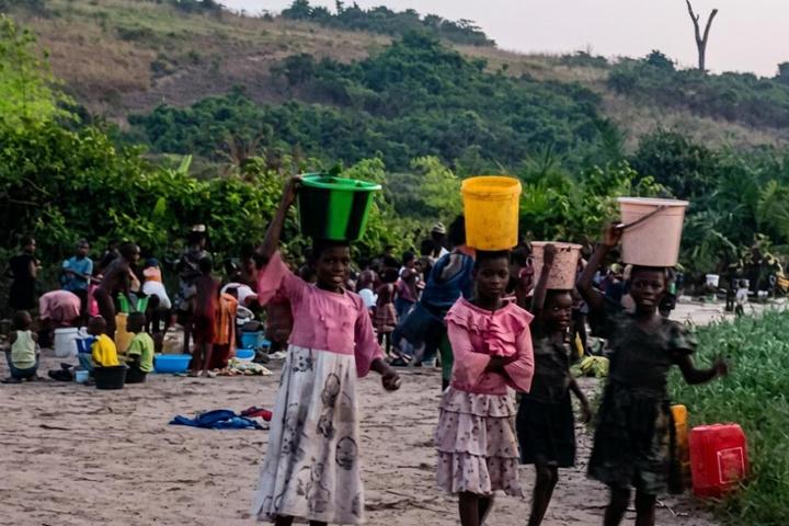 Pozo agua potable. Parroquia San Antonio Omendjadi RD Congo