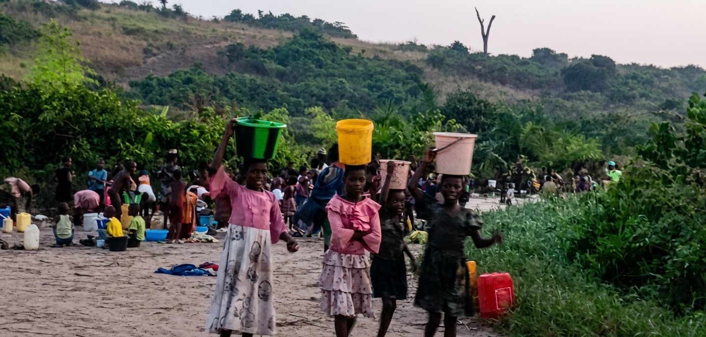 Pozo agua potable. Parroquia San Antonio Omendjadi RD Congo